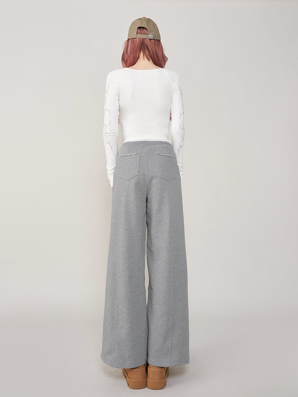モデル:165cm(着用サイズ:FREE 着用カラー:GRY)