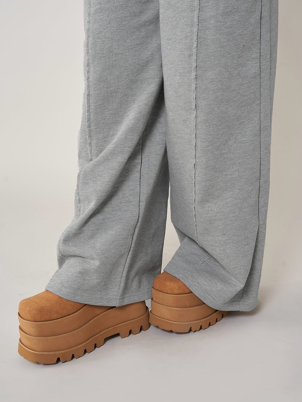 モデル:160cm(着用サイズ:FREE 着用カラー:GRY)