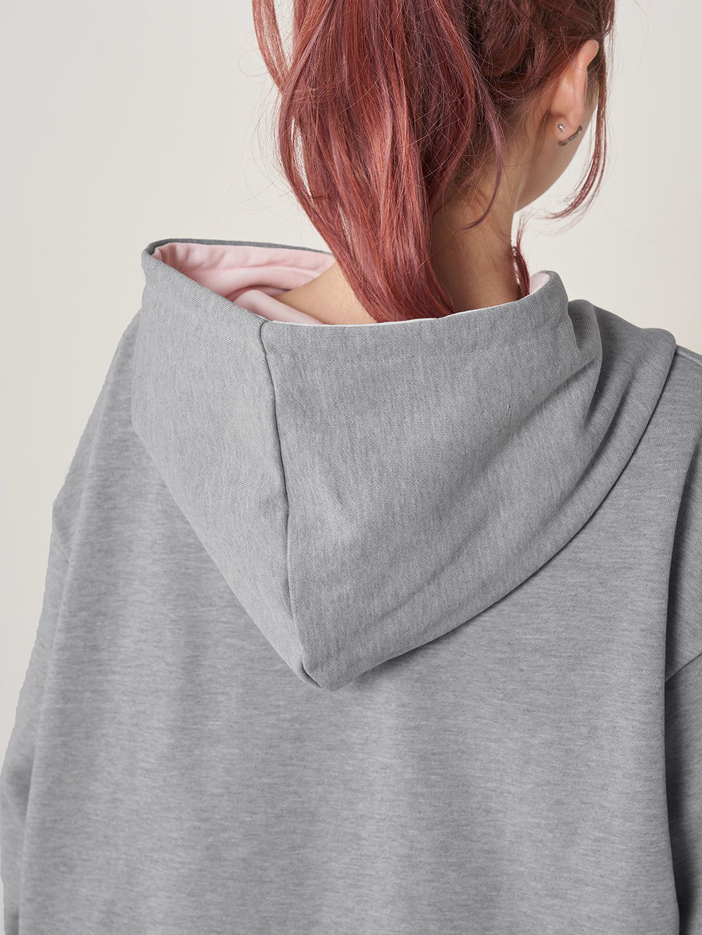 モデル:165cm(着用サイズ:FREE 着用カラー:GRY)