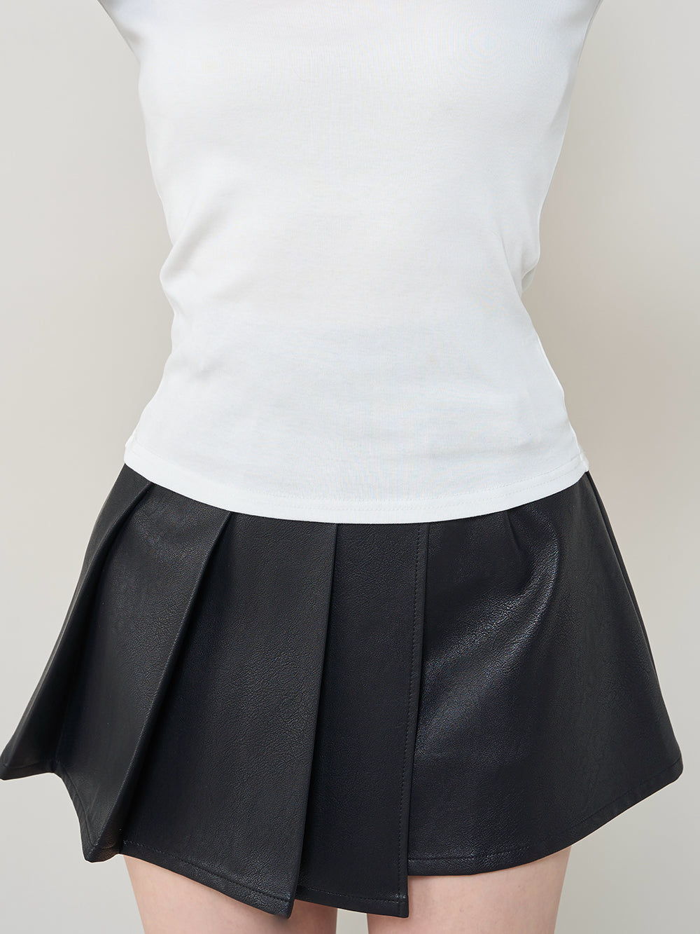 モデル:165cm(着用サイズ:FREE 着用カラー:WHT)