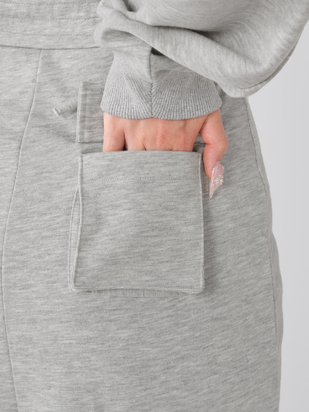 モデル:156cm(着用サイズ:FREE 着用カラー:GRY)