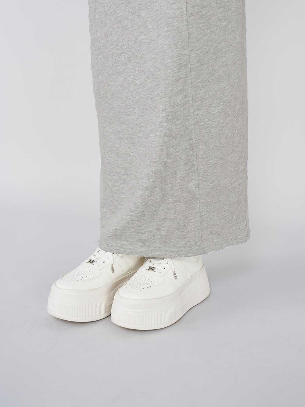 モデル:156cm(着用サイズ:FREE 着用カラー:GRY)