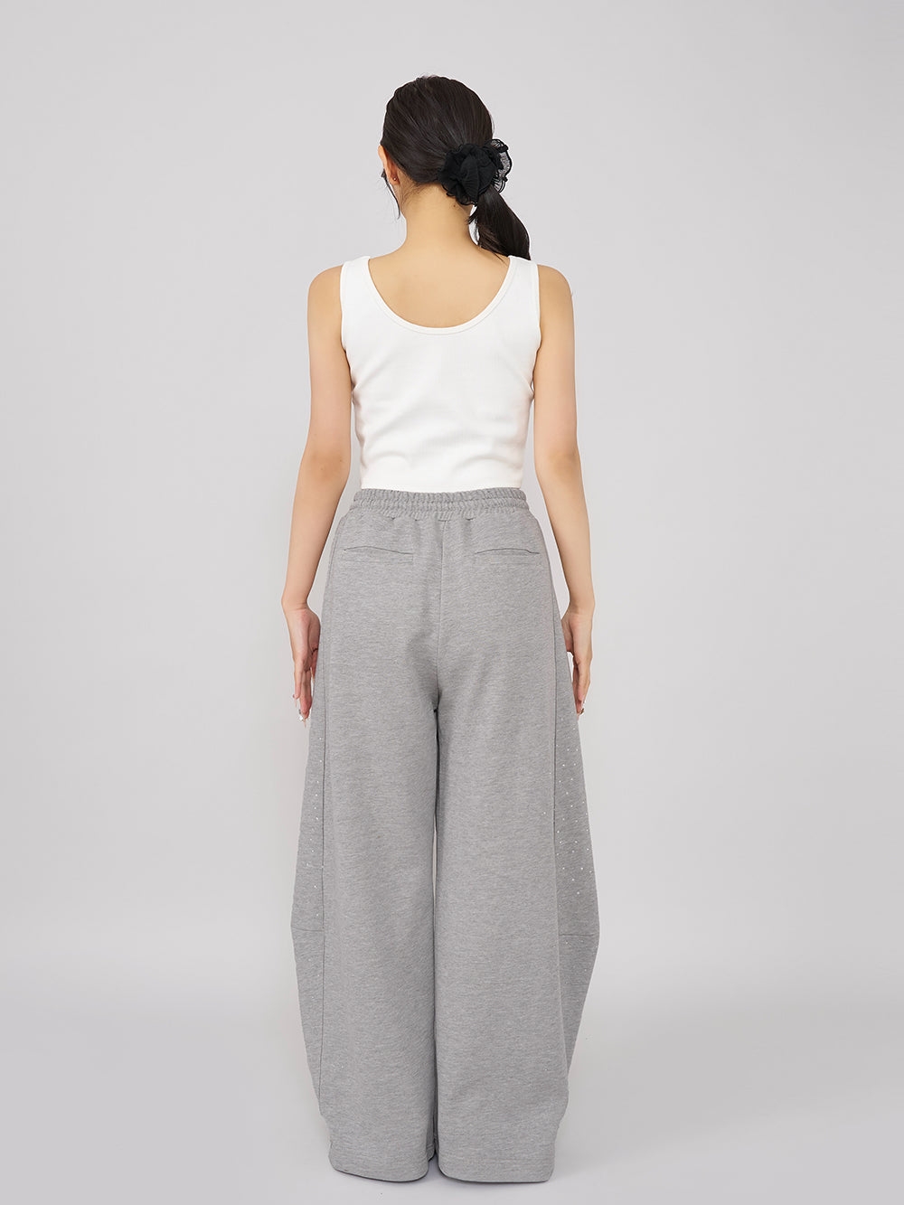 モデル:156cm(着用サイズ:FREE 着用カラー:GRY)