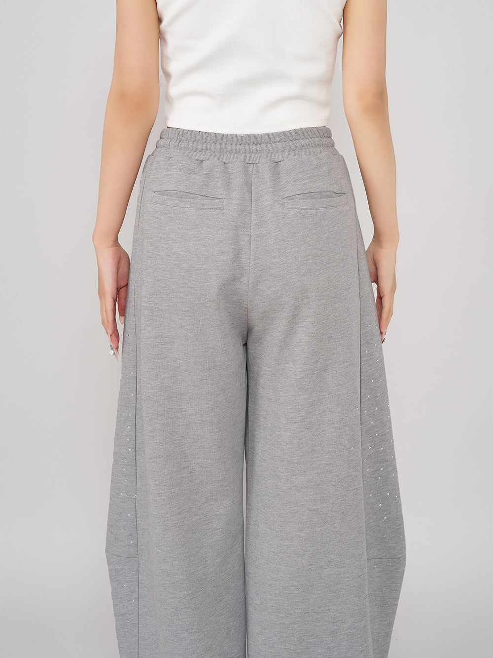 モデル:156cm(着用サイズ:FREE 着用カラー:GRY)