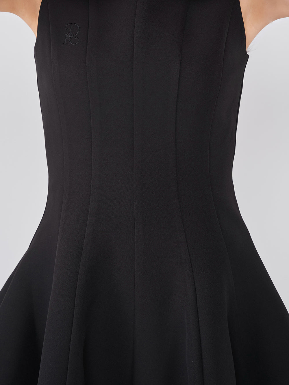 モデル:156cm(着用サイズ:FREE 着用カラー:BLK)