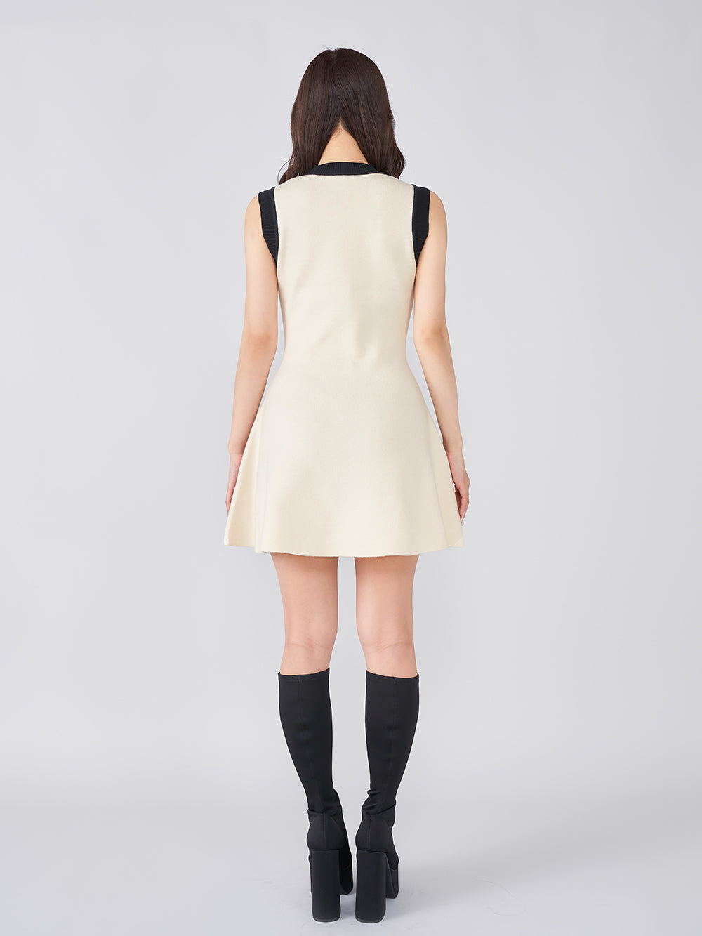 モデル:156cm(着用サイズ:FREE 着用カラー:IVO)
