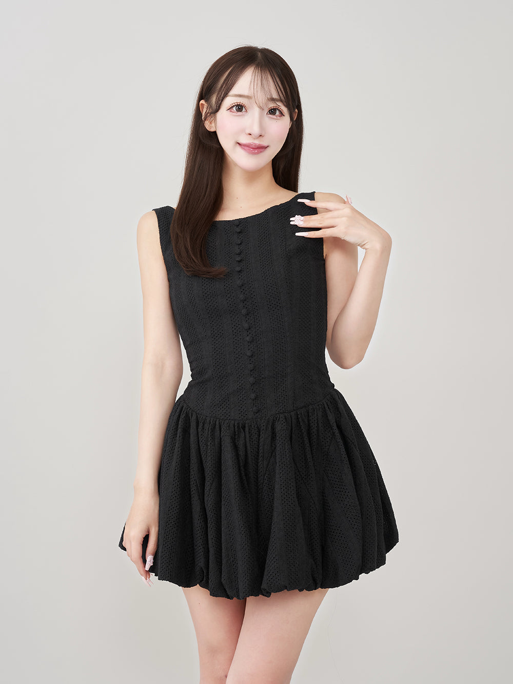モデル:156cm(着用サイズ:FREE 着用カラー:BLK)