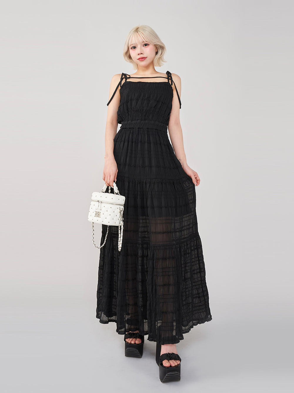 モデル:155cm(着用サイズ:FREE 着用カラー:BLK)