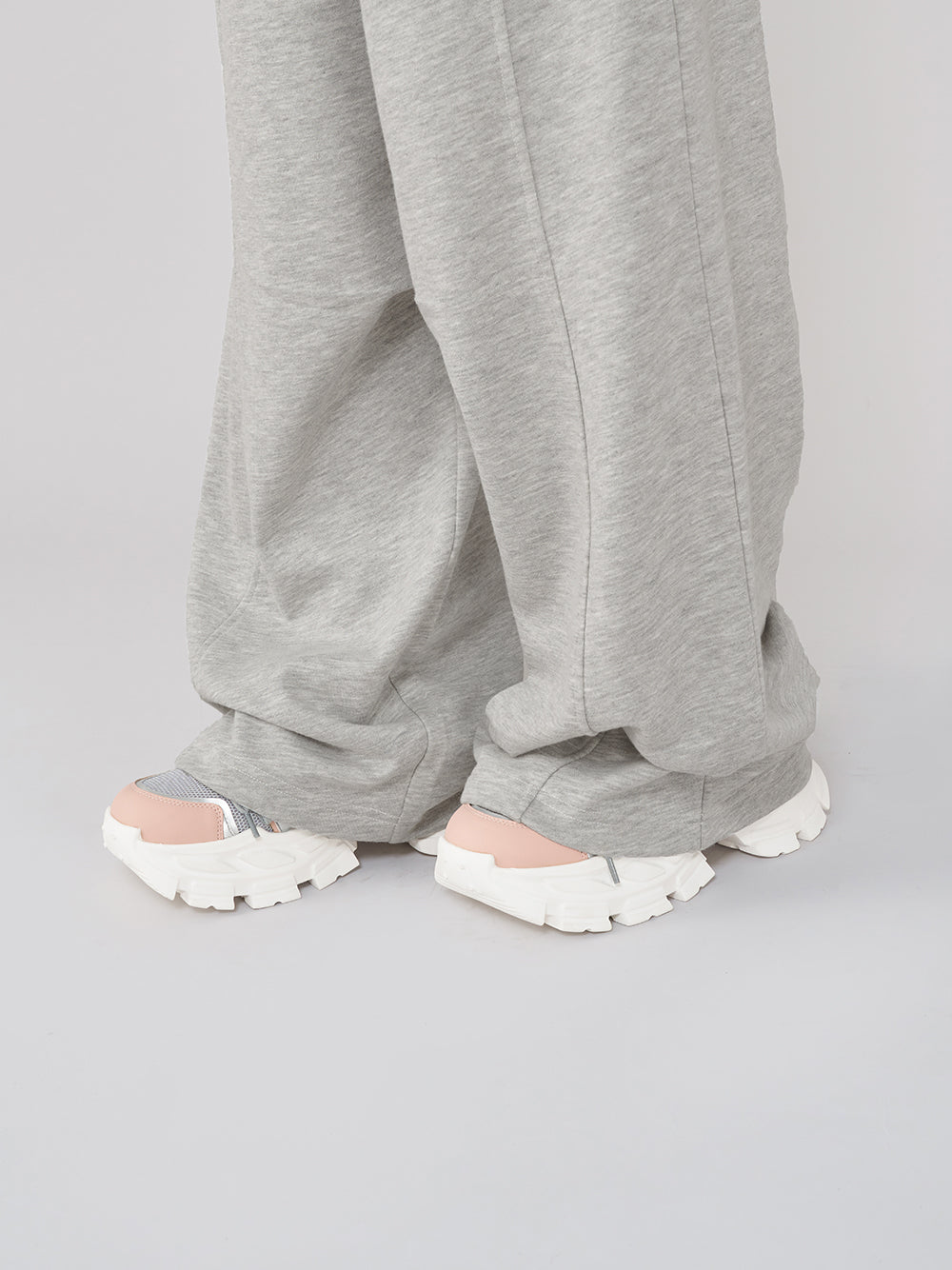 モデル:155cm(着用サイズ:FREE 着用カラー:GRY)