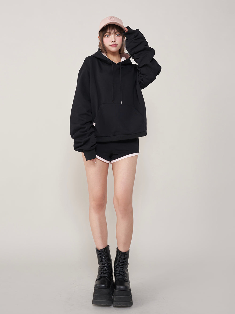 モデル:163cm(着用サイズ:FREE 着用カラー:BLK)