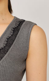 モデル:163cm(着用サイズ:FREE 着用カラー:GRY)