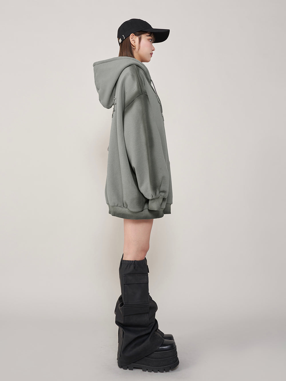 モデル:163cm(着用サイズ:FREE 着用カラー:KHA)