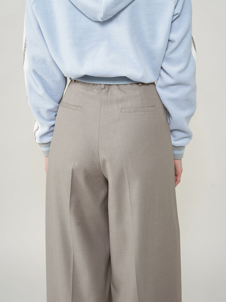 モデル:163cm(着用サイズ:FREE 着用カラー:GRY)