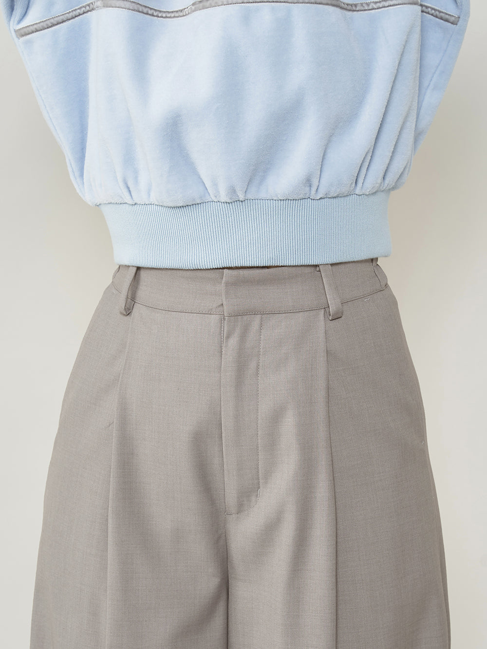 モデル:163cm(着用サイズ:FREE 着用カラー:GRY)