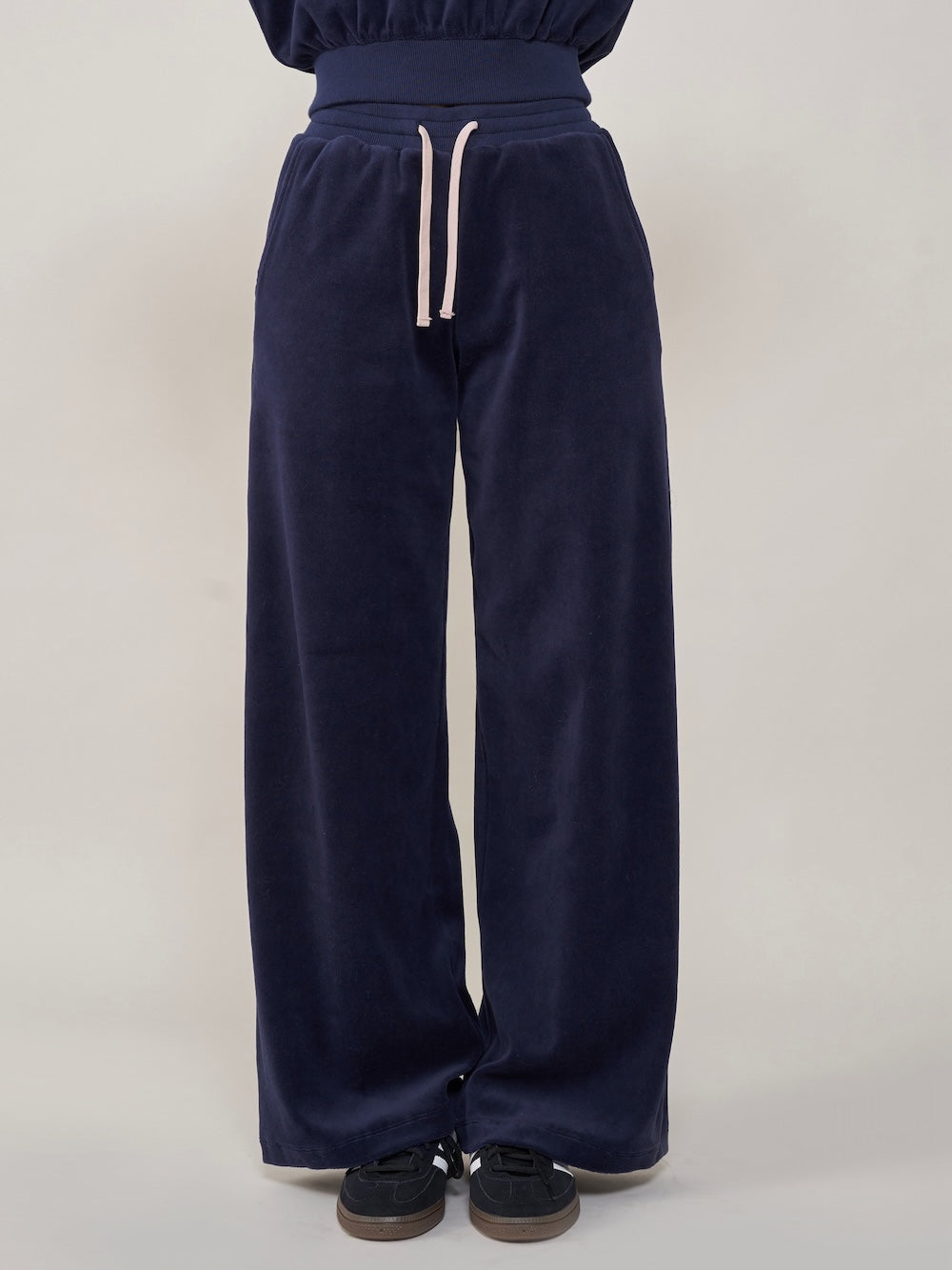 モデル:163cm(着用サイズ:FREE 着用カラー:NVY)