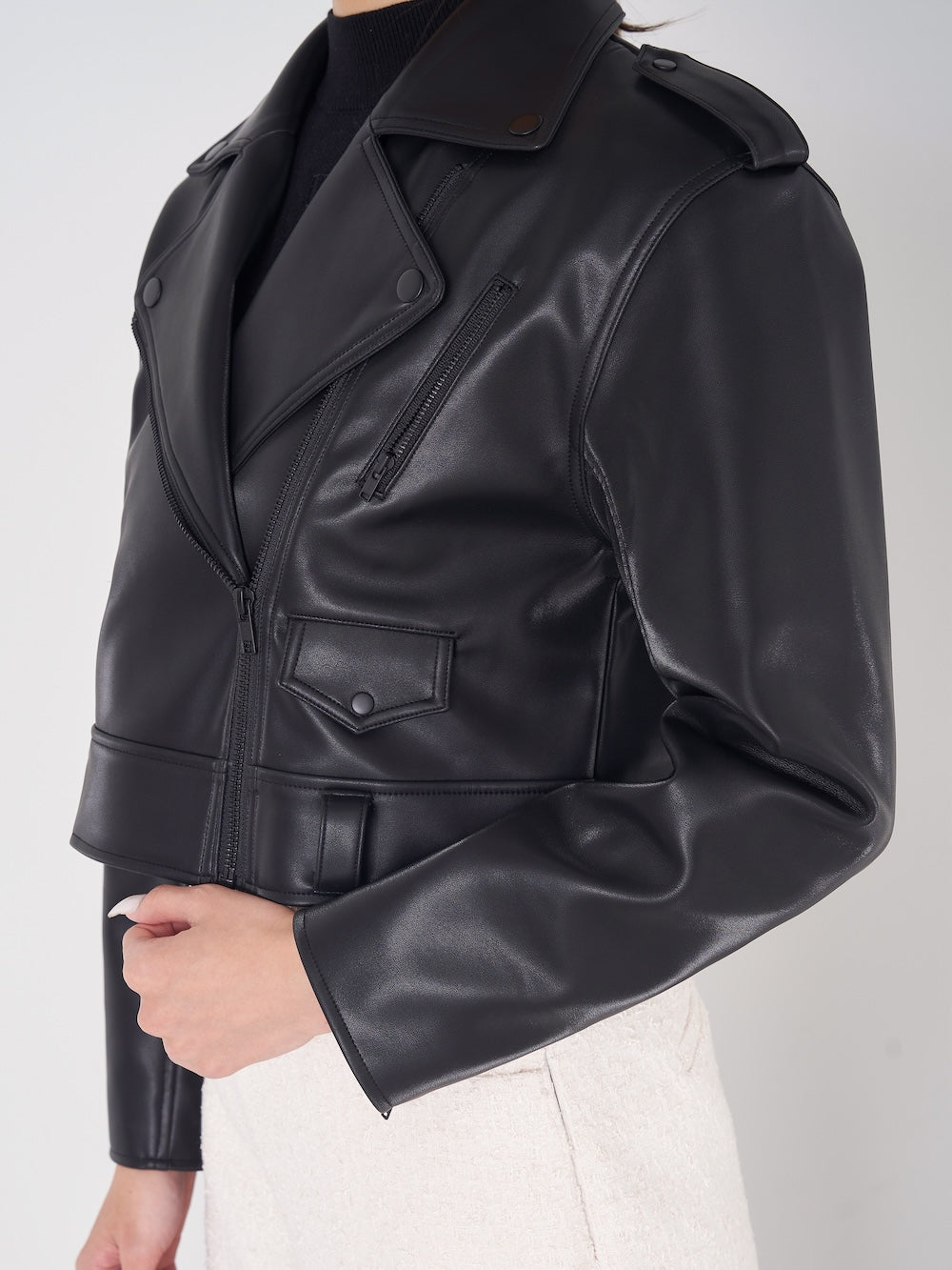 モデル:163cm(着用サイズ:FREE 着用カラー:BLK)