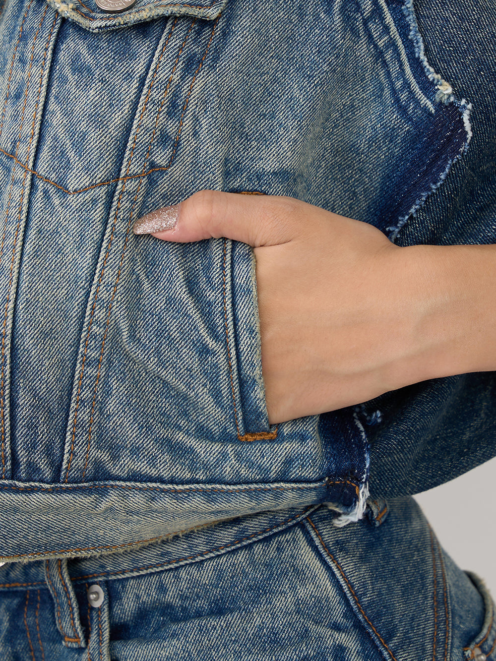 モデル:163cm(着用サイズ:FREE 着用カラー:BLU)