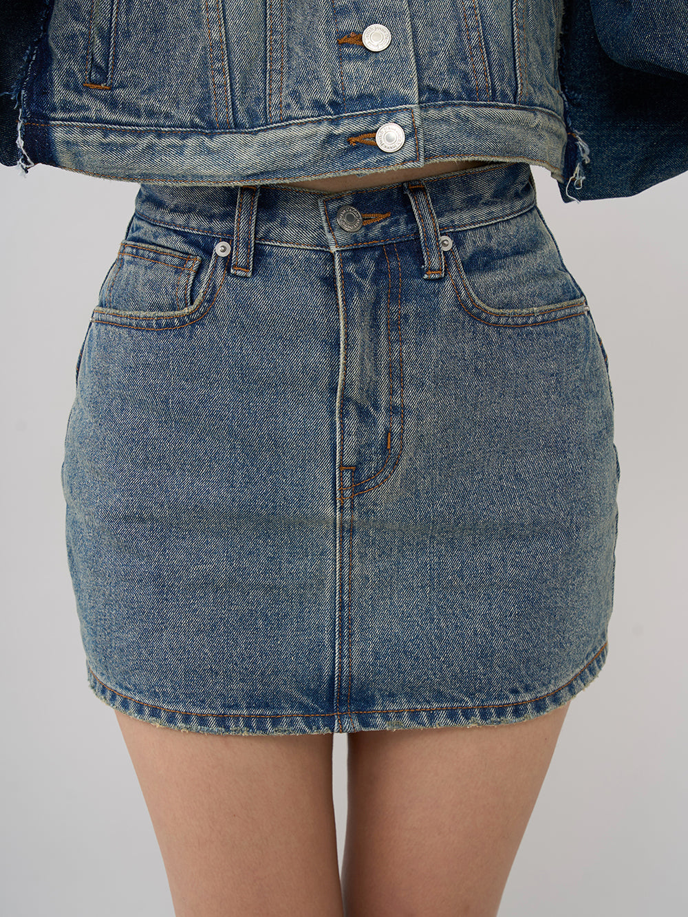 モデル:163cm(着用サイズ:S 着用カラー:BLU)