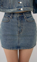 モデル:163cm(着用サイズ:S 着用カラー:BLU)