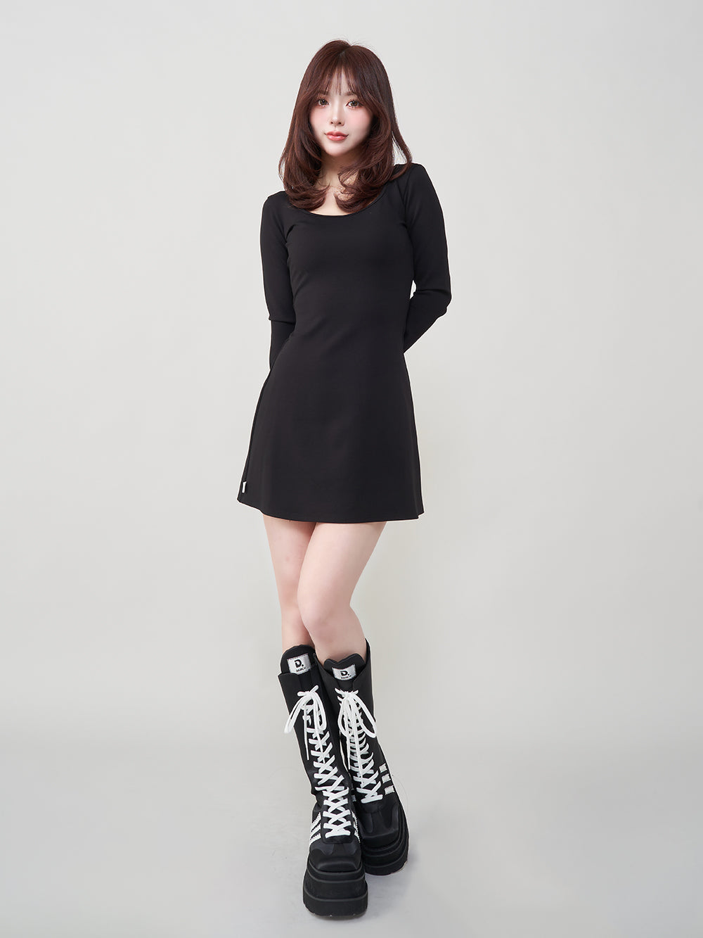 モデル:158cm(着用サイズ:FREE 着用カラー:BLK)