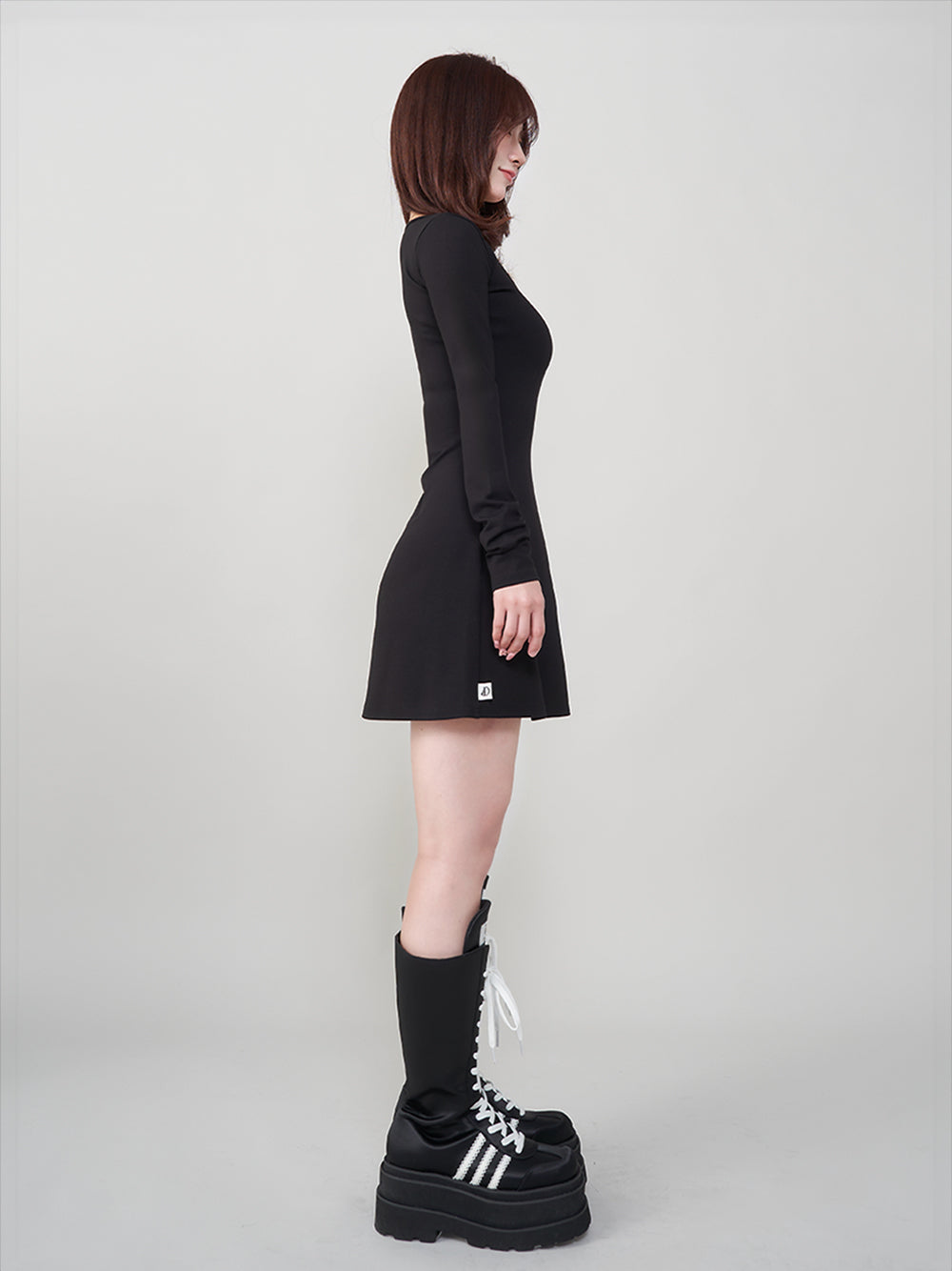 モデル:158cm(着用サイズ:FREE 着用カラー:BLK)