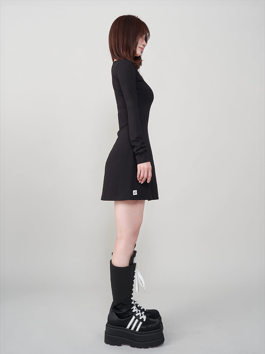 モデル:158cm(着用サイズ:FREE 着用カラー:BLK)