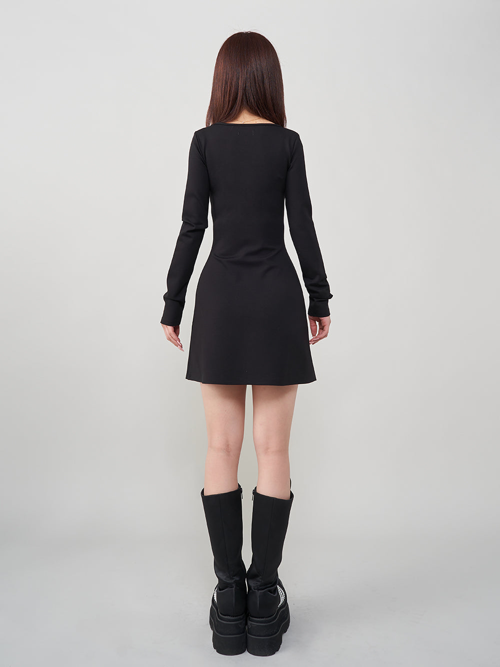 モデル:158cm(着用サイズ:FREE 着用カラー:BLK)