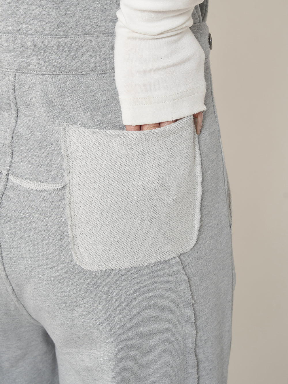 モデル:158cm(着用サイズ:FREE 着用カラー:GRY)