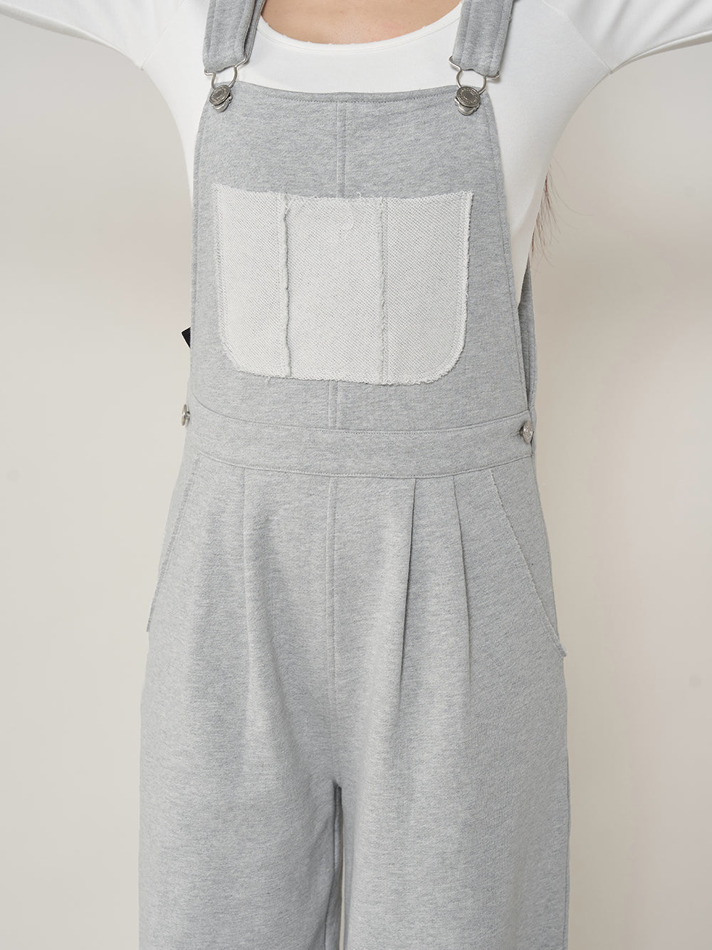 モデル:158cm(着用サイズ:FREE 着用カラー:GRY)