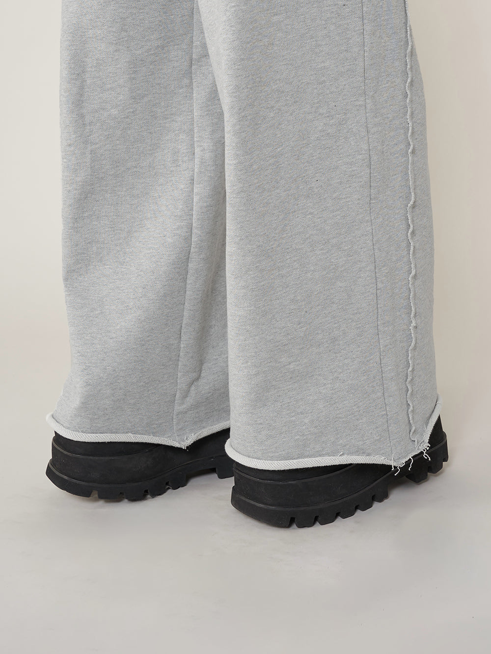 モデル:158cm(着用サイズ:FREE 着用カラー:GRY)