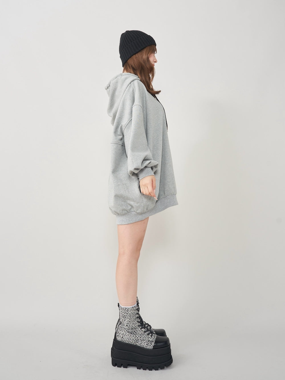 モデル:158cm(着用サイズ:FREE 着用カラー:GRY)