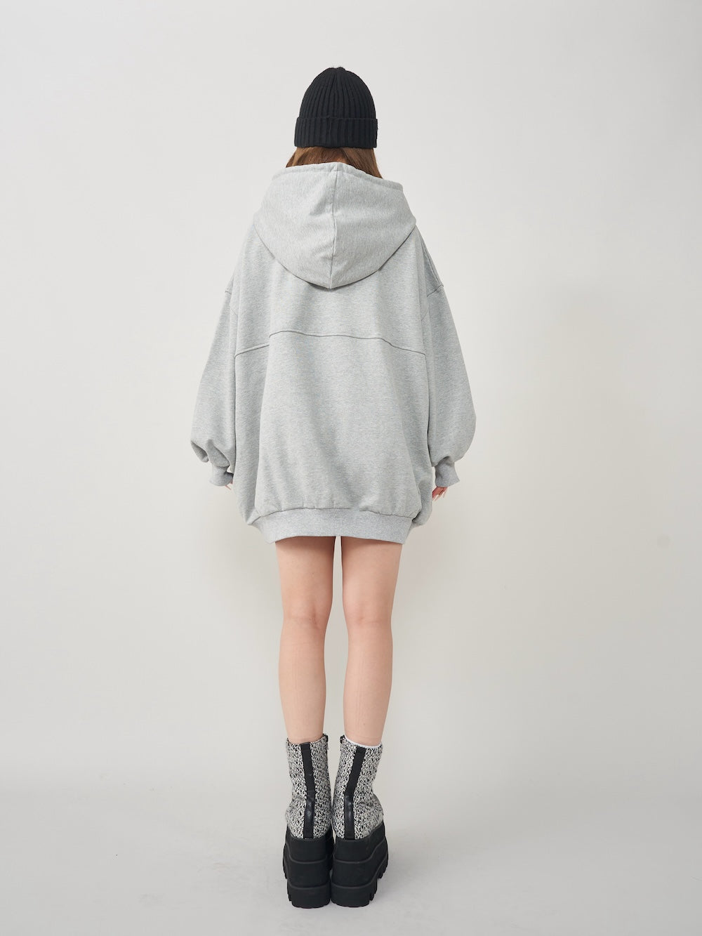モデル:158cm(着用サイズ:FREE 着用カラー:GRY)