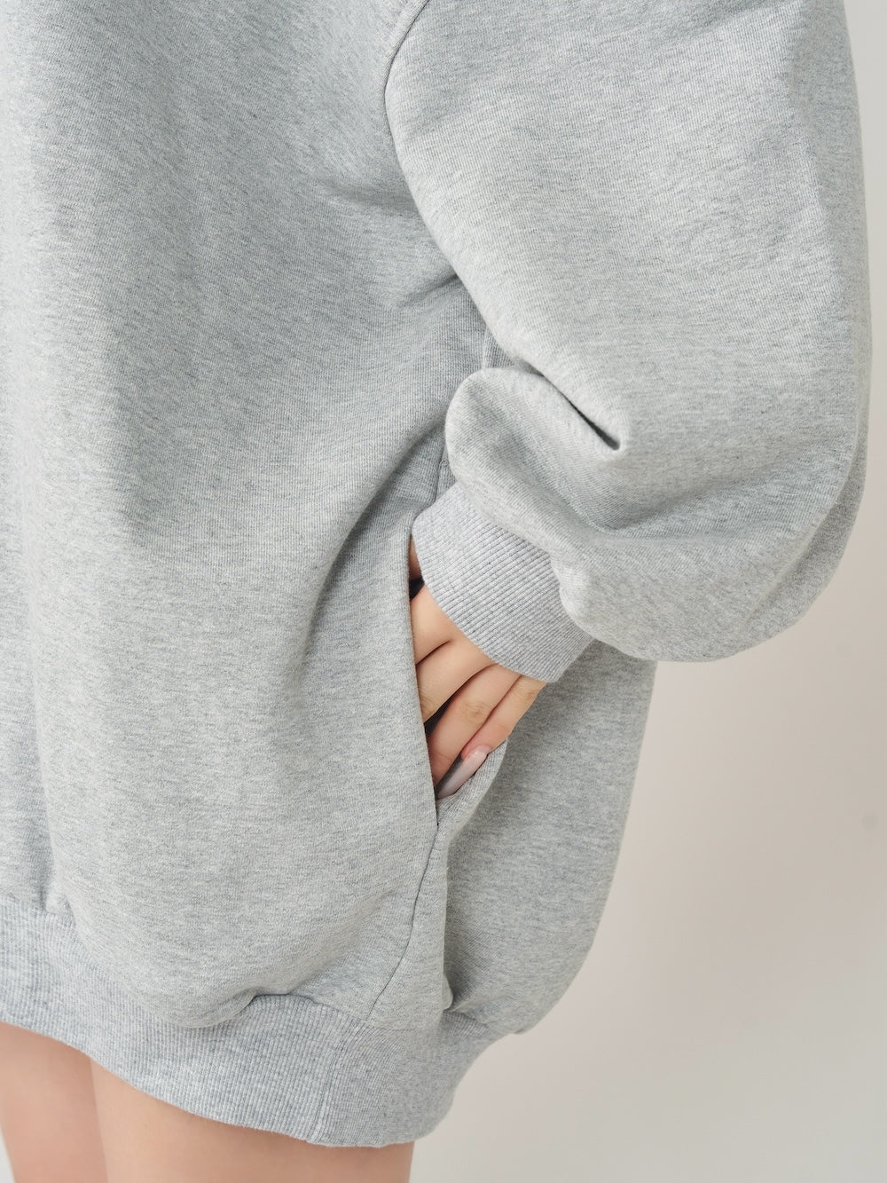 モデル:158cm(着用サイズ:FREE 着用カラー:GRY)