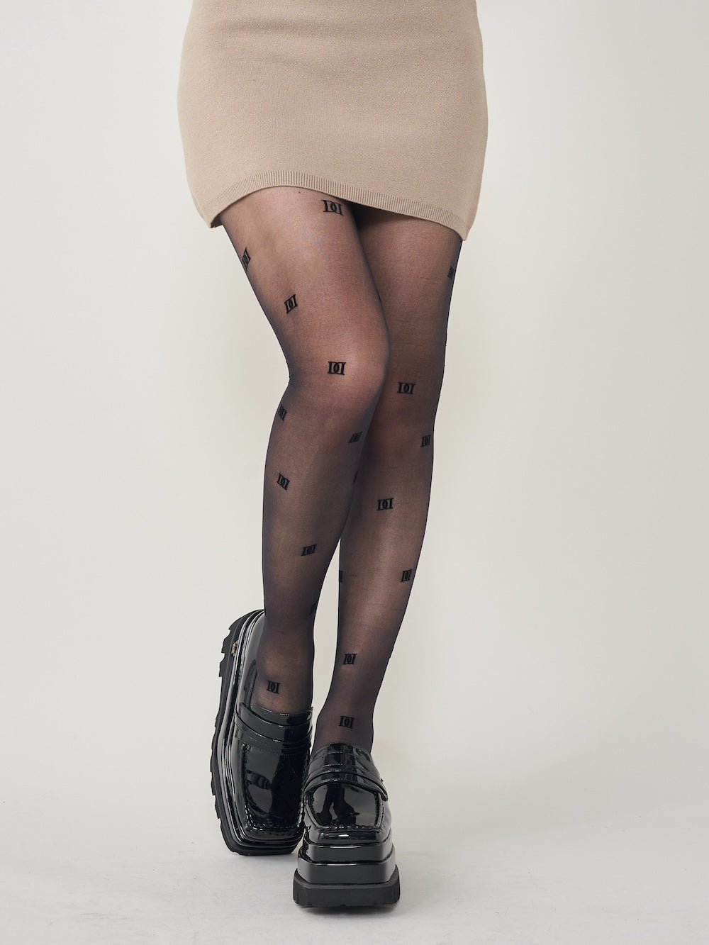 モデル:158cm(着用サイズ:FREE 着用カラー:BLK)
