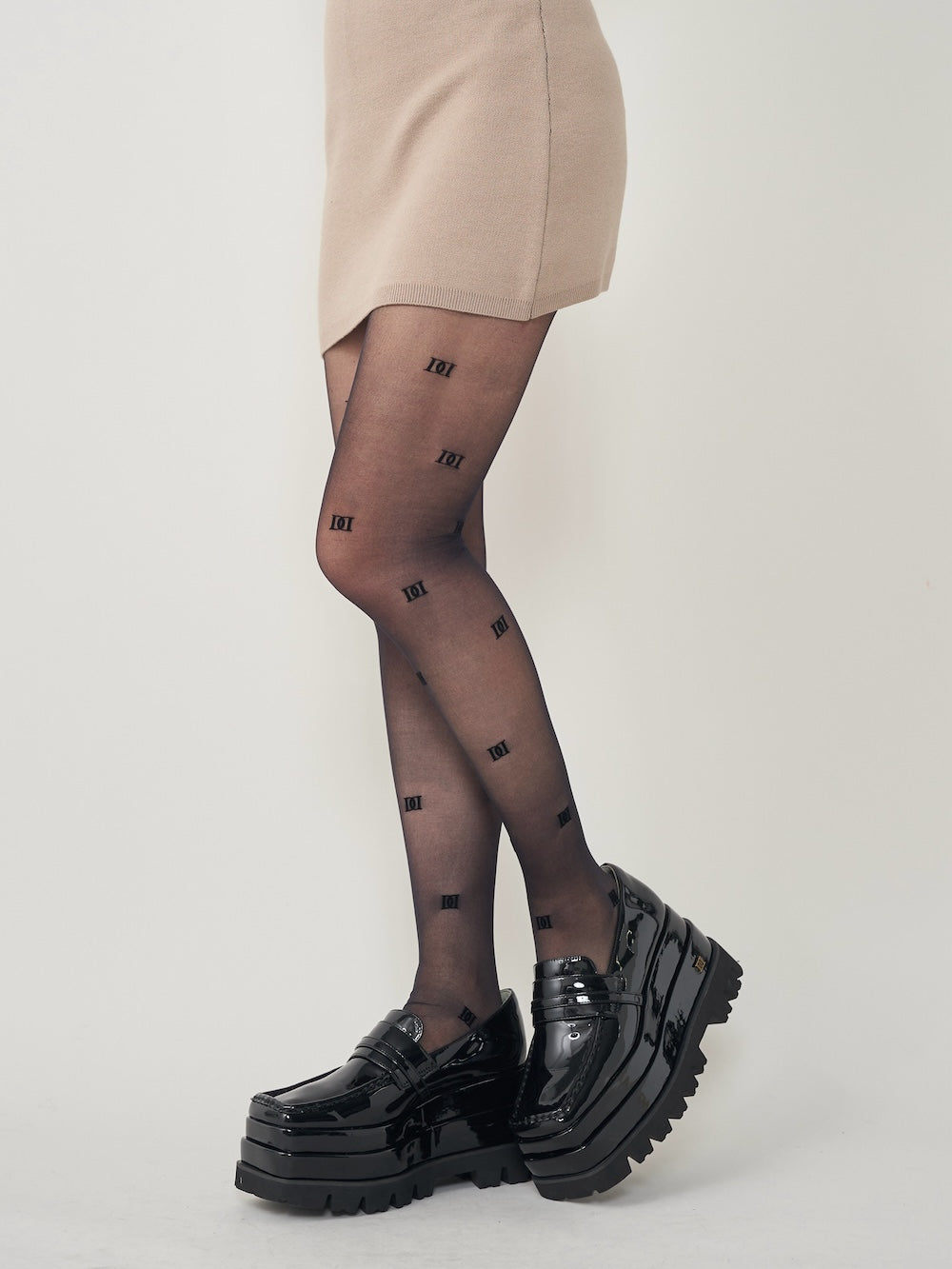 モデル:158cm(着用サイズ:FREE 着用カラー:BLK)
