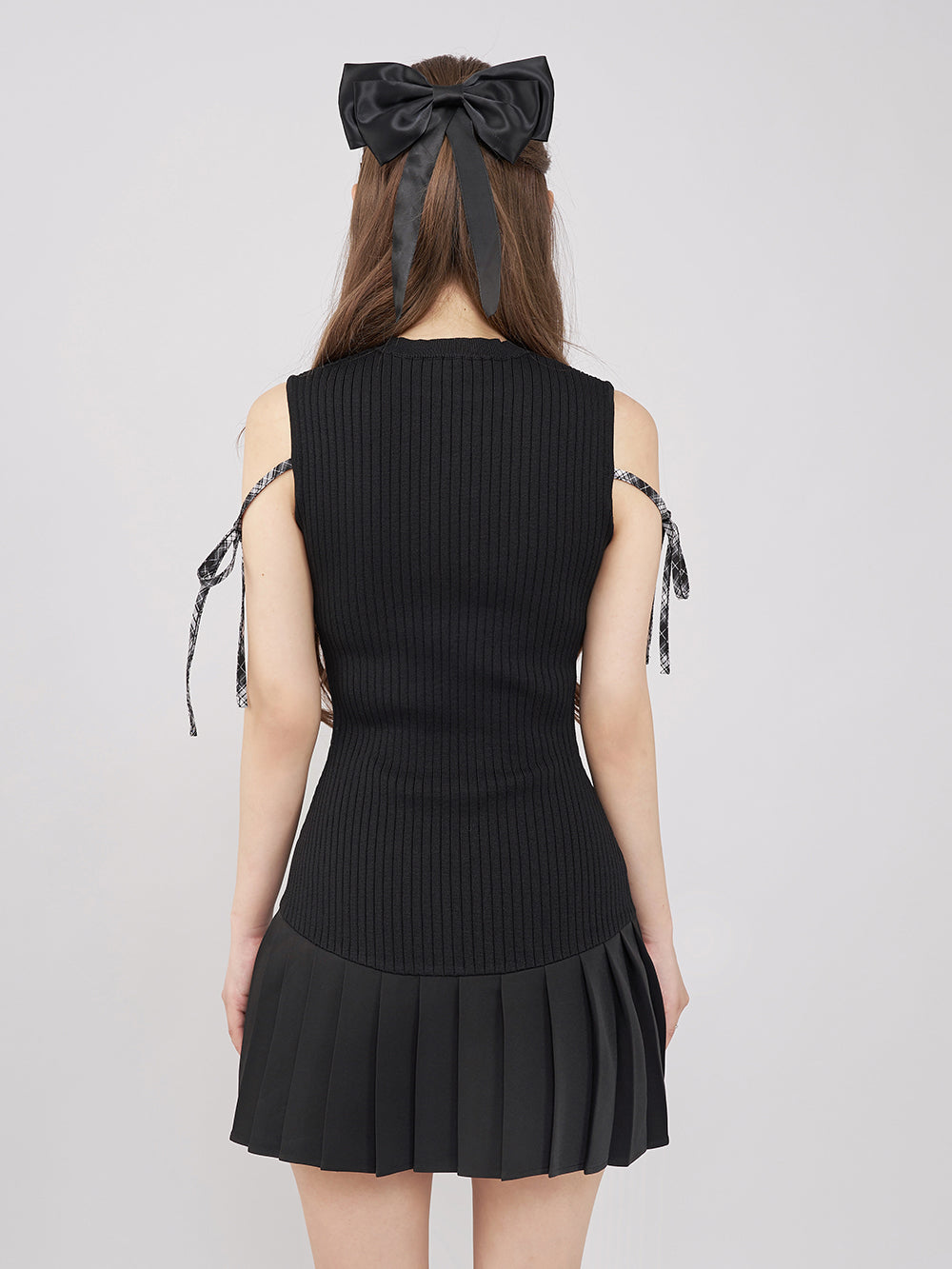 モデル:158cm(着用サイズ:FREE 着用カラー:BLK)