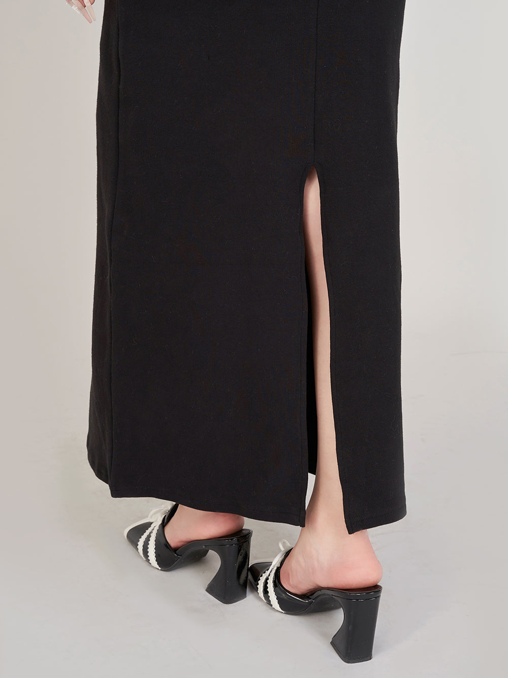 モデル:158cm(着用サイズ:FREE 着用カラー:BLK)