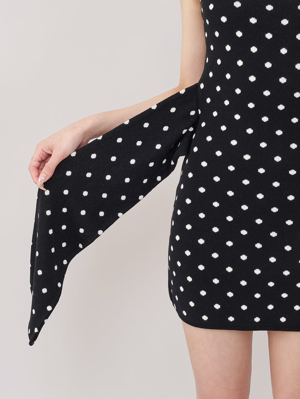 モデル:157cm(着用サイズ:FREE 着用カラー:BLK)