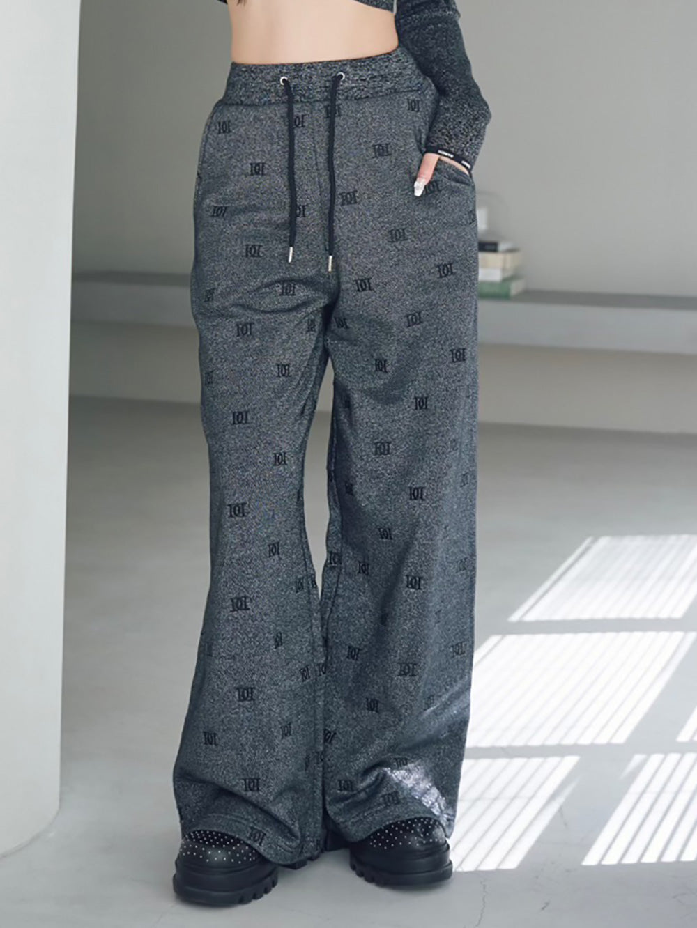 モデル:160cm(着用サイズ:FREE 着用カラー:BLK)