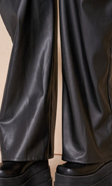 モデル:165cm(着用サイズ:S 着用カラー:BLK)