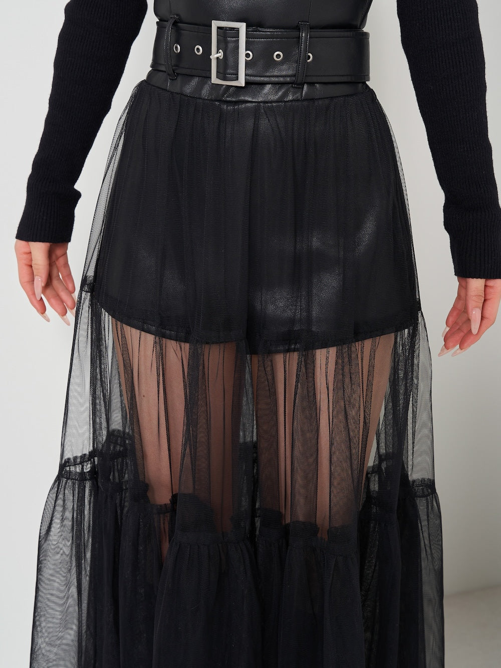 モデル:158cm(着用サイズ:FREE 着用カラー:BLK)