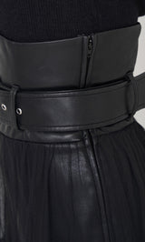 モデル:158cm(着用サイズ:FREE 着用カラー:BLK)