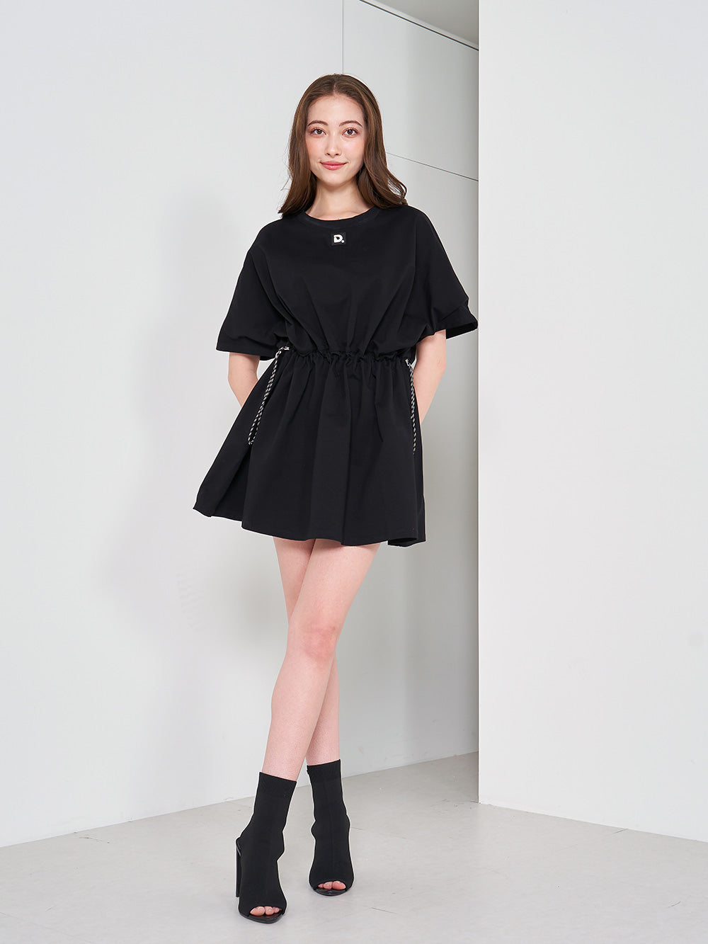 モデル:165cm(着用サイズ:FREE 着用カラー:BLK)