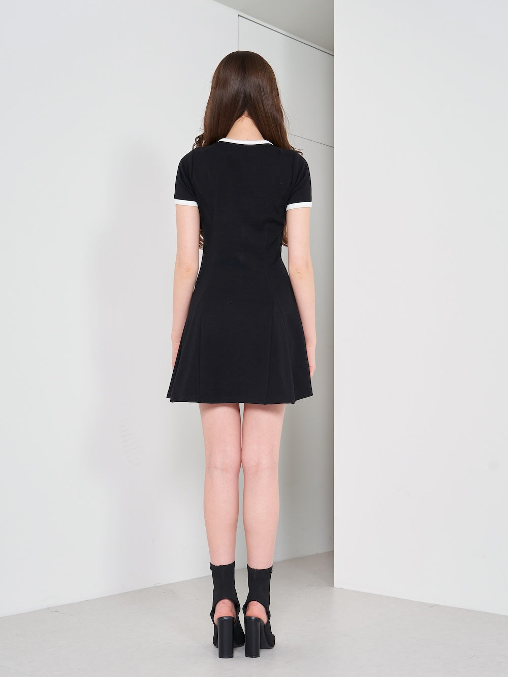 モデル:165cm(着用サイズ:FREE 着用カラー:BLK)