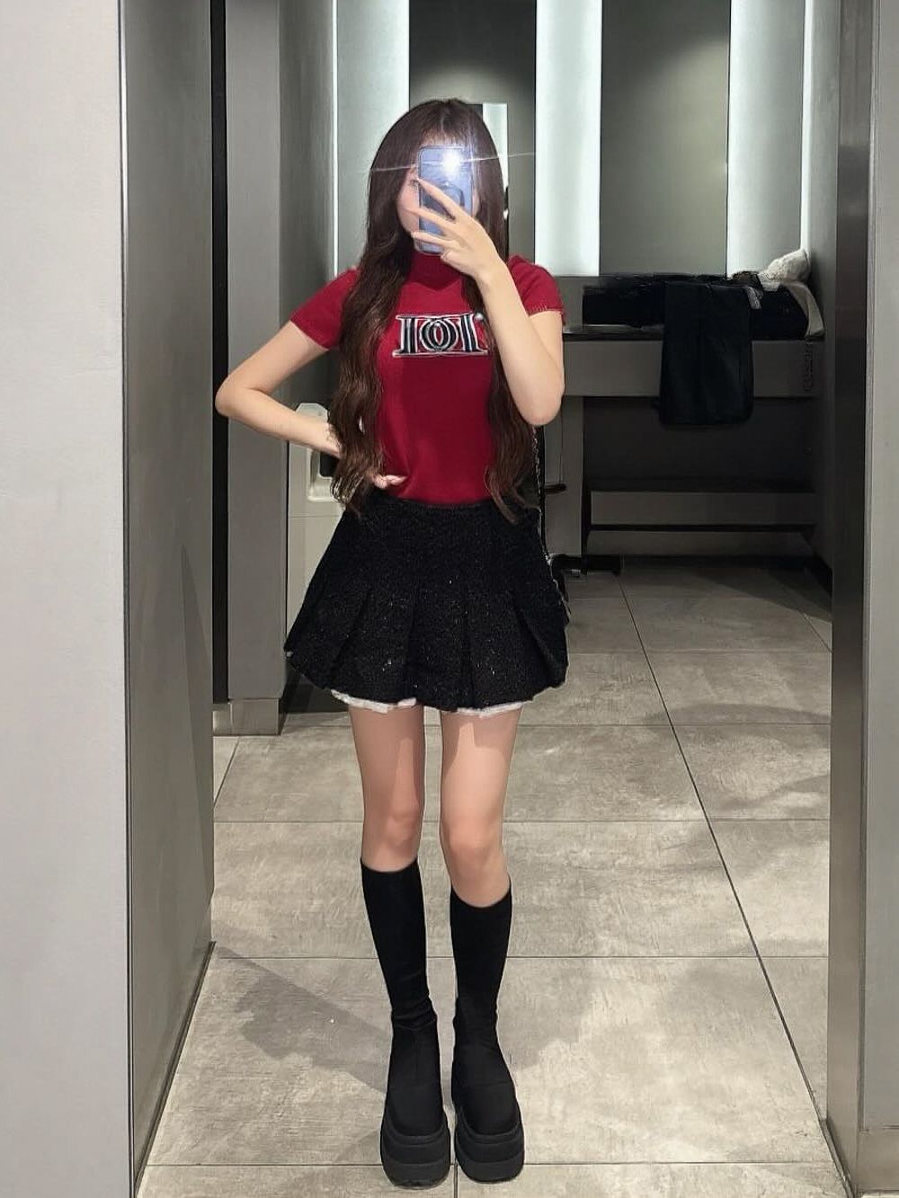 モデル:161cm(着用サイズ:FREE 着用カラー:RED)