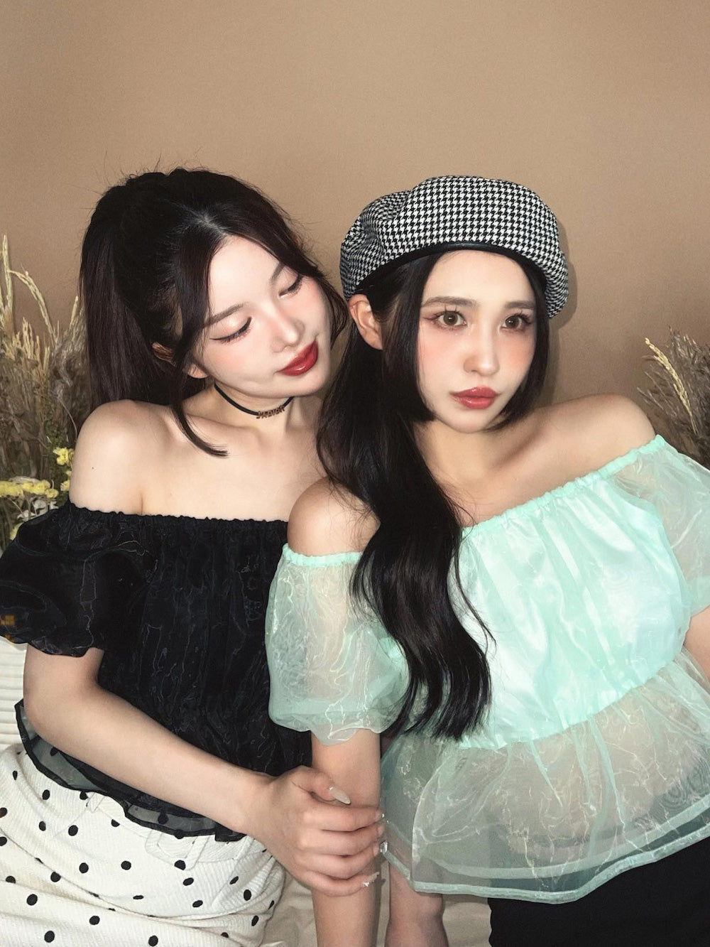 モデル:(左)160cm(右)155cm(着用サイズ:FREE 着用カラー:(左)BLK(右)MNT)