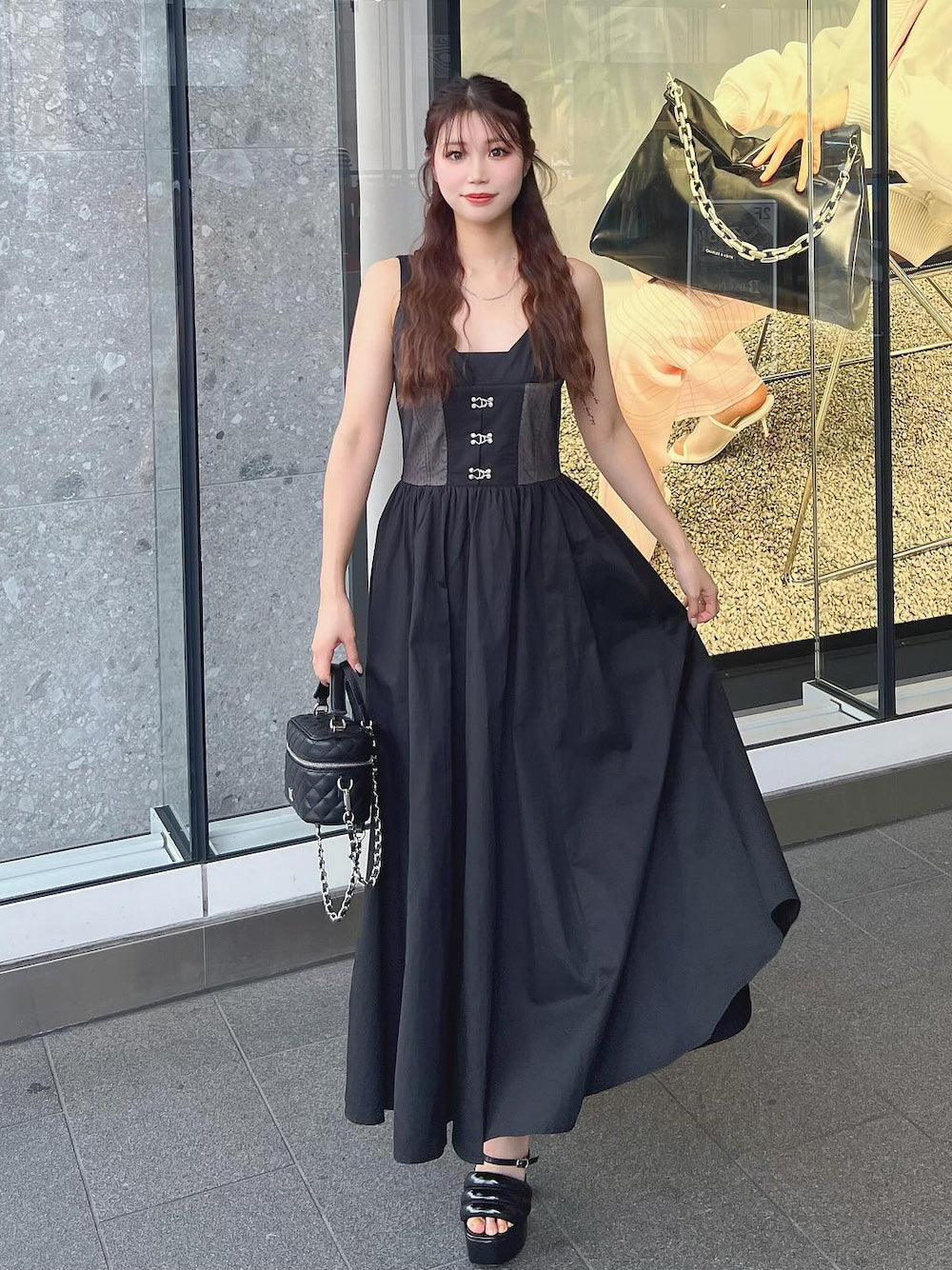 モデル:158cm(着用サイズ:FREE 着用カラー:BLK)