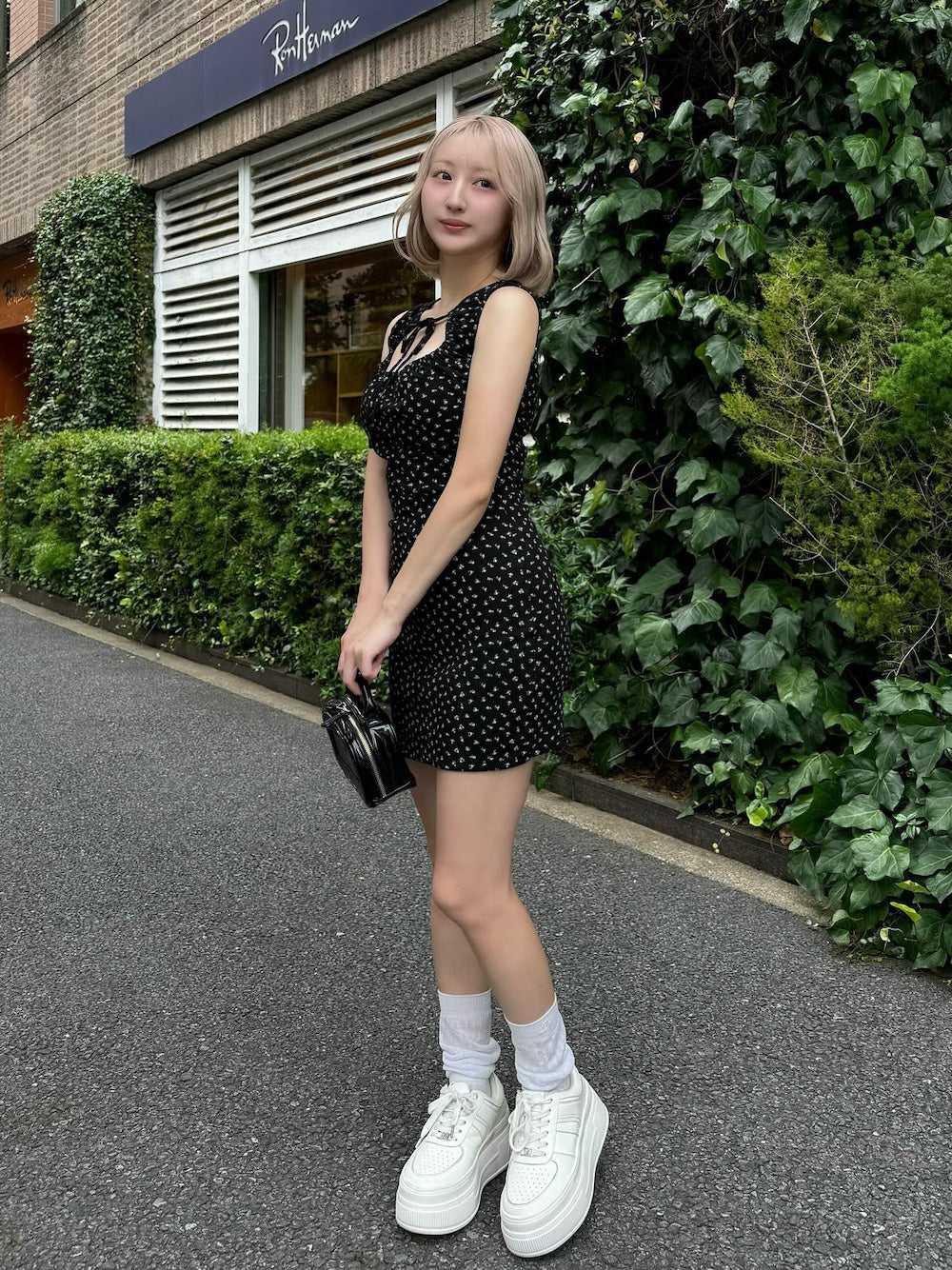 モデル:155cm(着用サイズ:FREE 着用カラー:BLK)