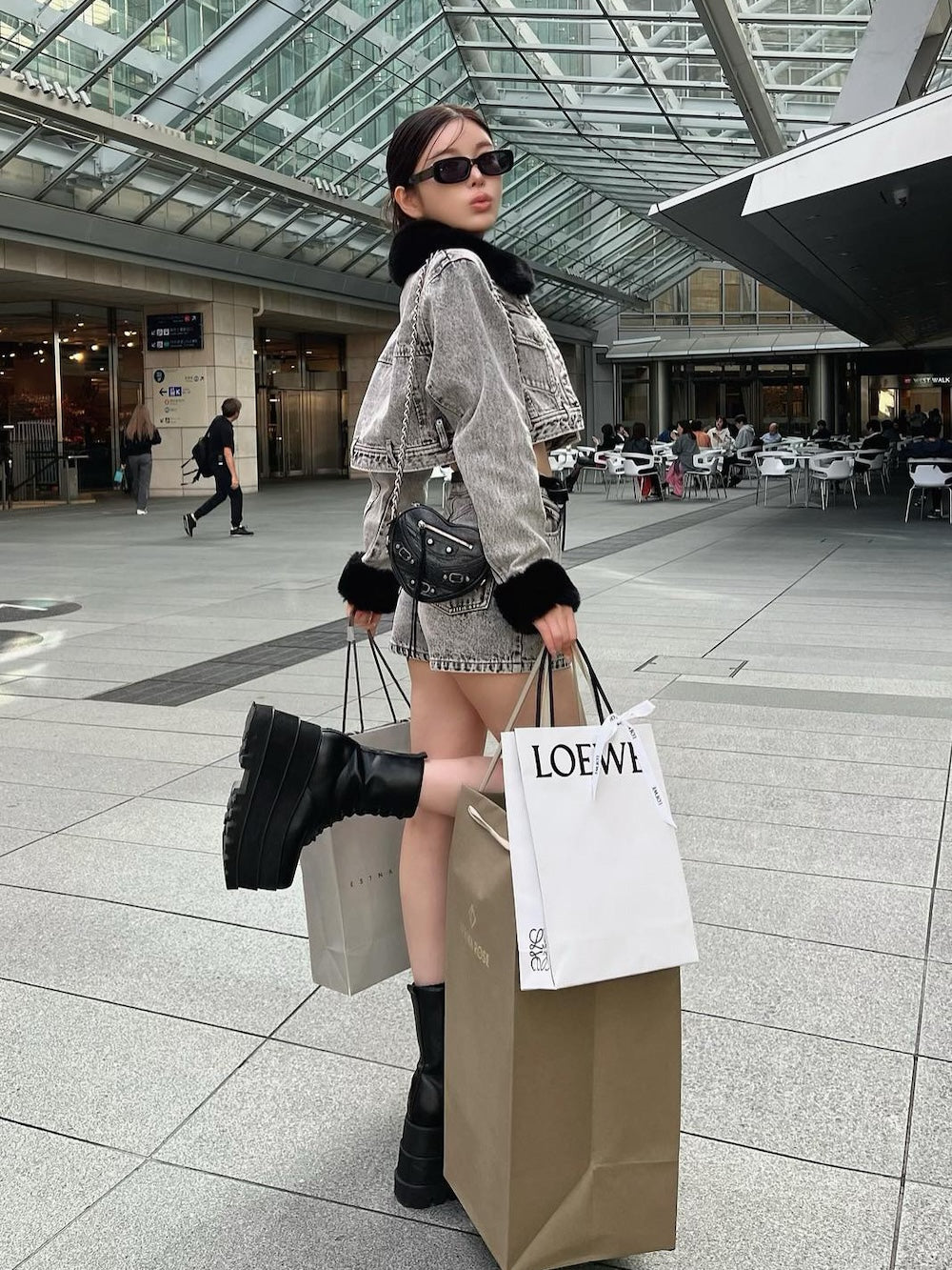 モデル:160cm(着用サイズ:FREE 着用カラー:BLK)