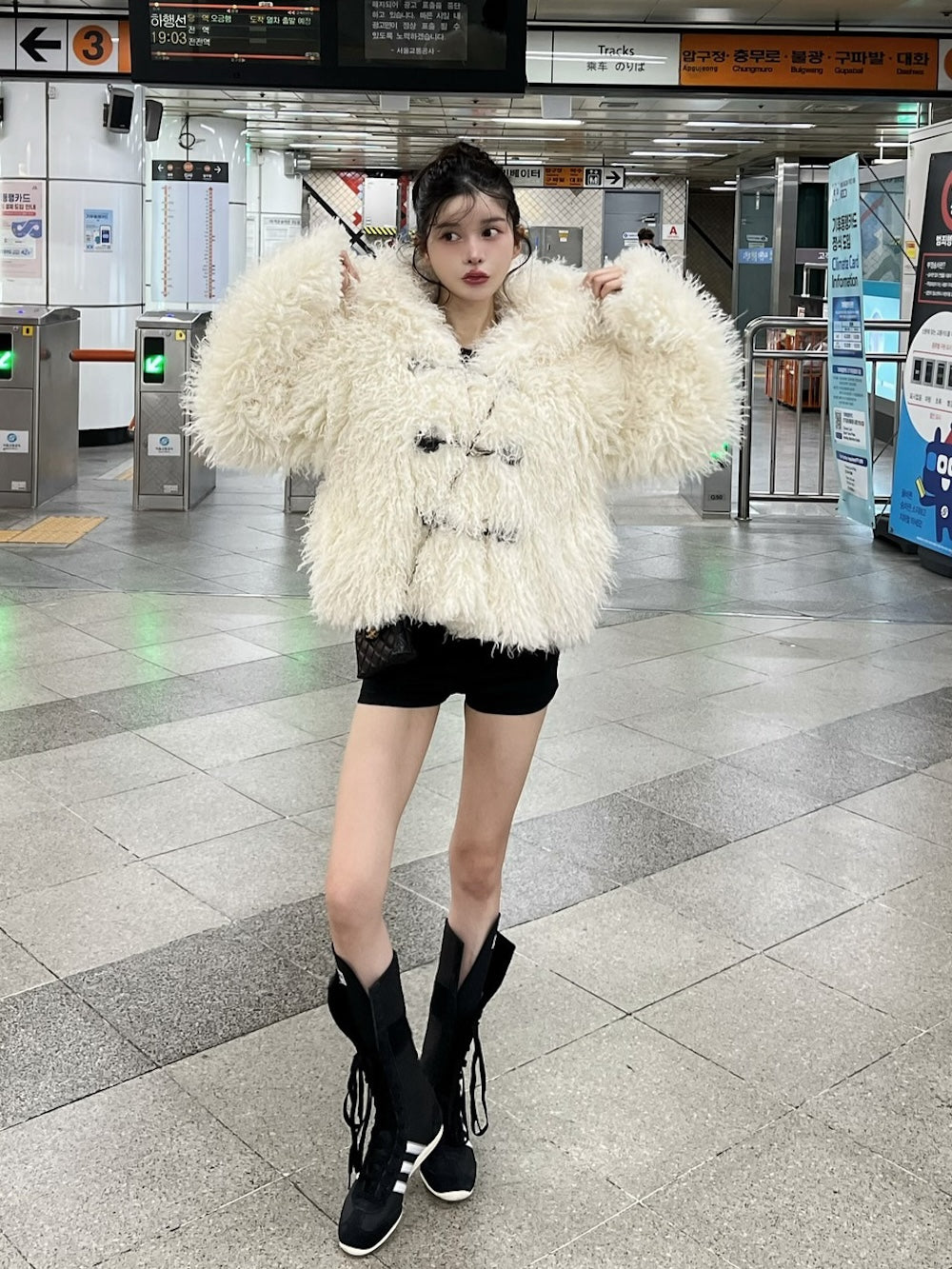 モデル:160cm(着用サイズ:FREE 着用カラー:IVO)